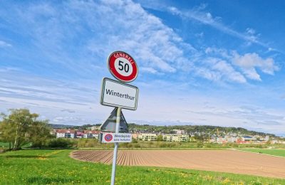 winterthurer-strassenschild-im-vordergrund-kopie